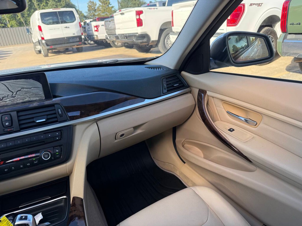 BMW 3 Series Vehicle Full-screen Gallery Image 20