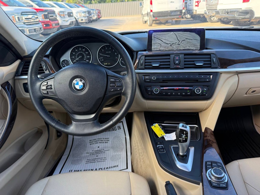BMW 3 Series Vehicle Full-screen Gallery Image 21