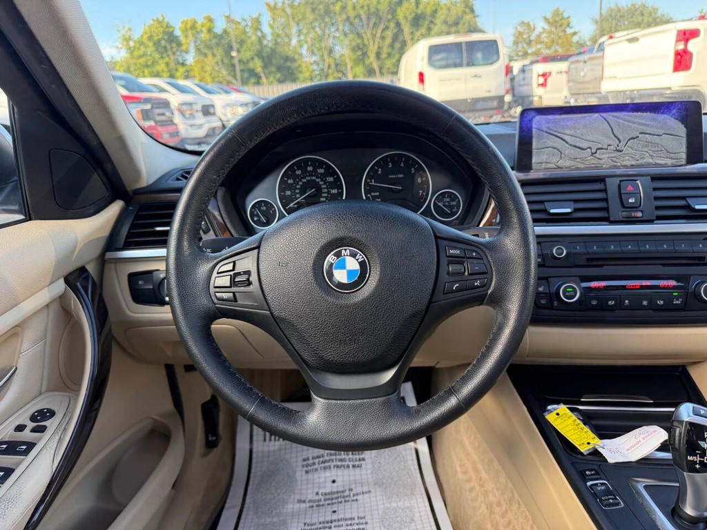 BMW 3 Series Vehicle Full-screen Gallery Image 22