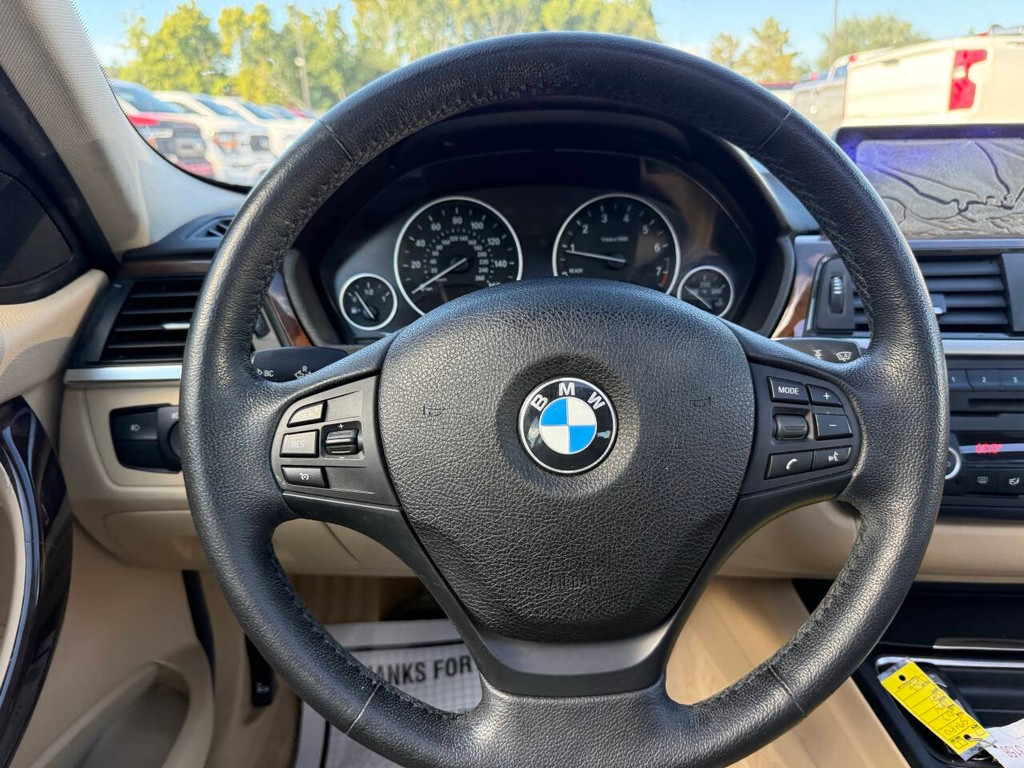 BMW 3 Series Vehicle Full-screen Gallery Image 23