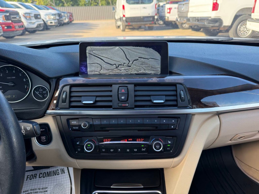 BMW 3 Series Vehicle Full-screen Gallery Image 24