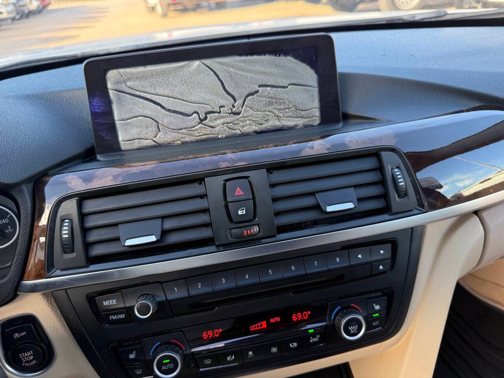BMW 3 Series Vehicle Full-screen Gallery Image 26