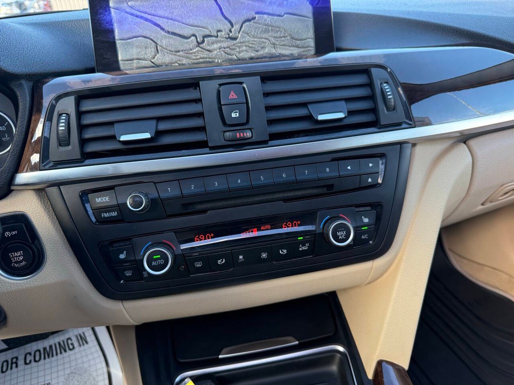 BMW 3 Series Vehicle Full-screen Gallery Image 27