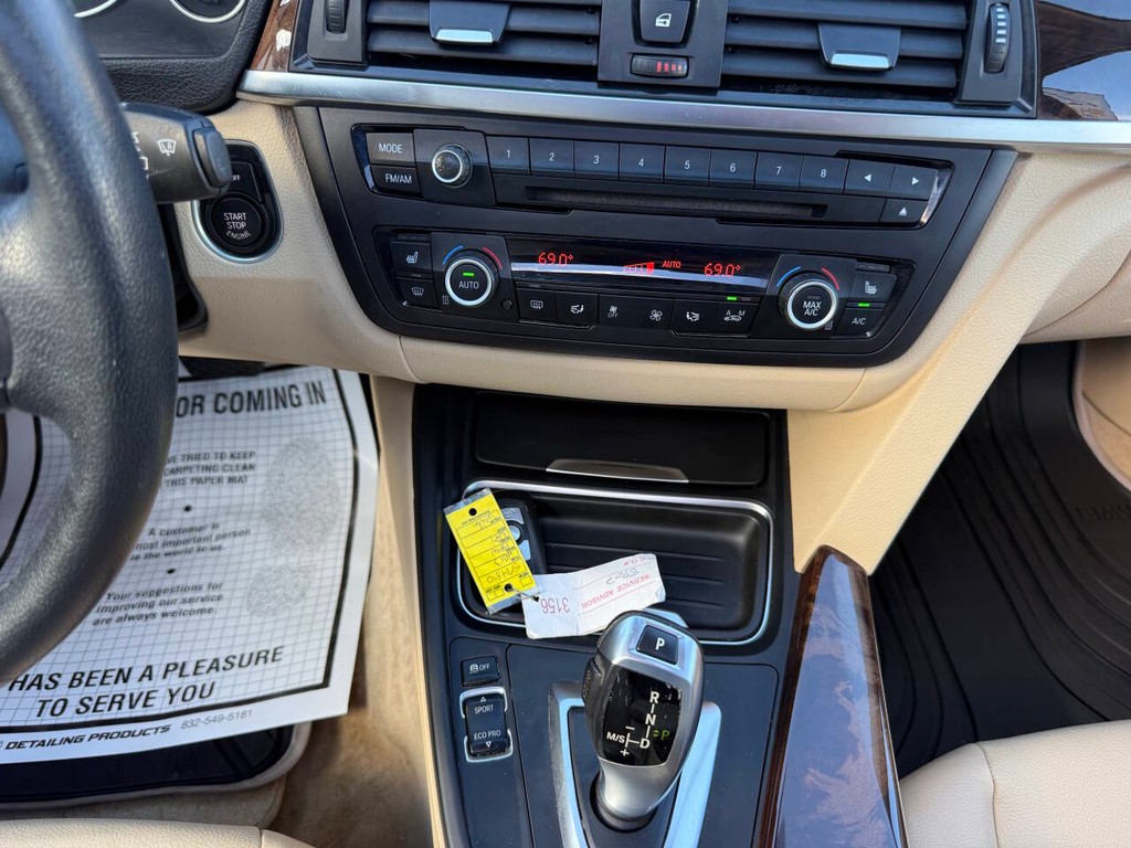 BMW 3 Series Vehicle Full-screen Gallery Image 28