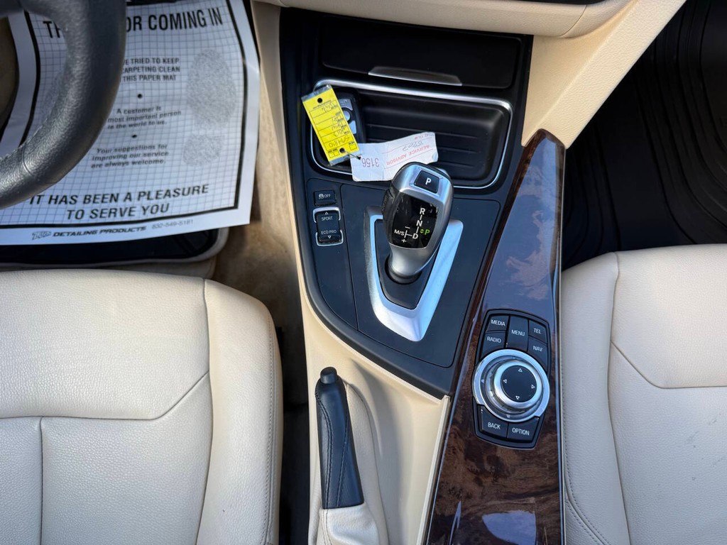 BMW 3 Series Vehicle Full-screen Gallery Image 29