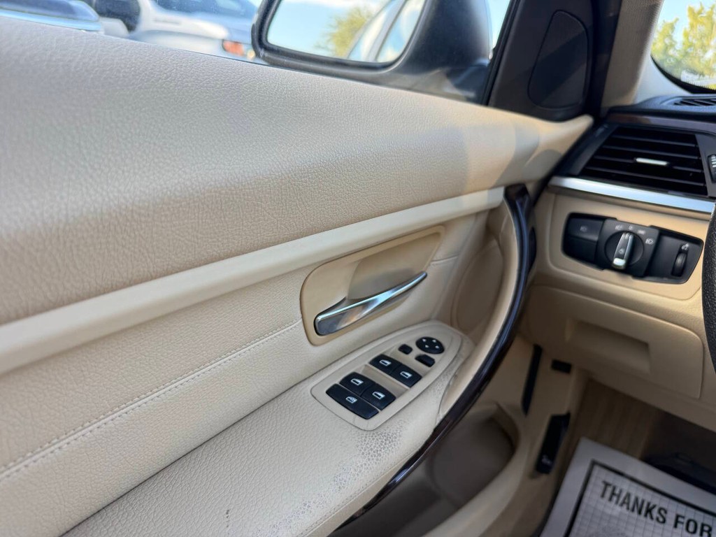 BMW 3 Series Vehicle Full-screen Gallery Image 30