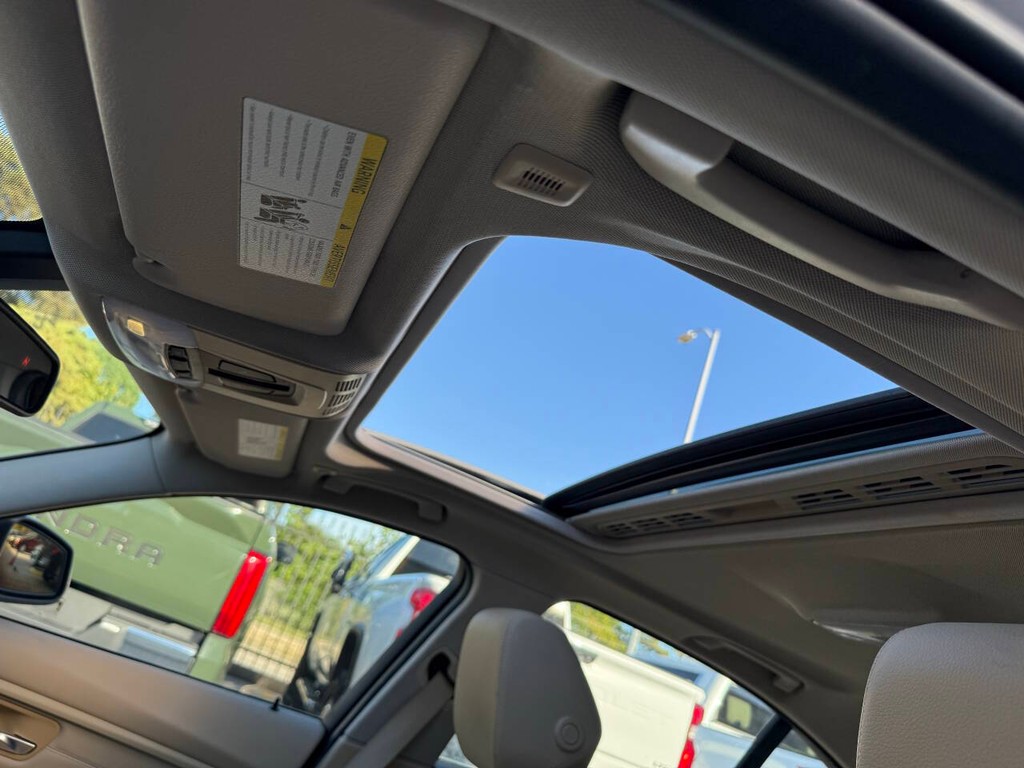 BMW 3 Series Vehicle Full-screen Gallery Image 31