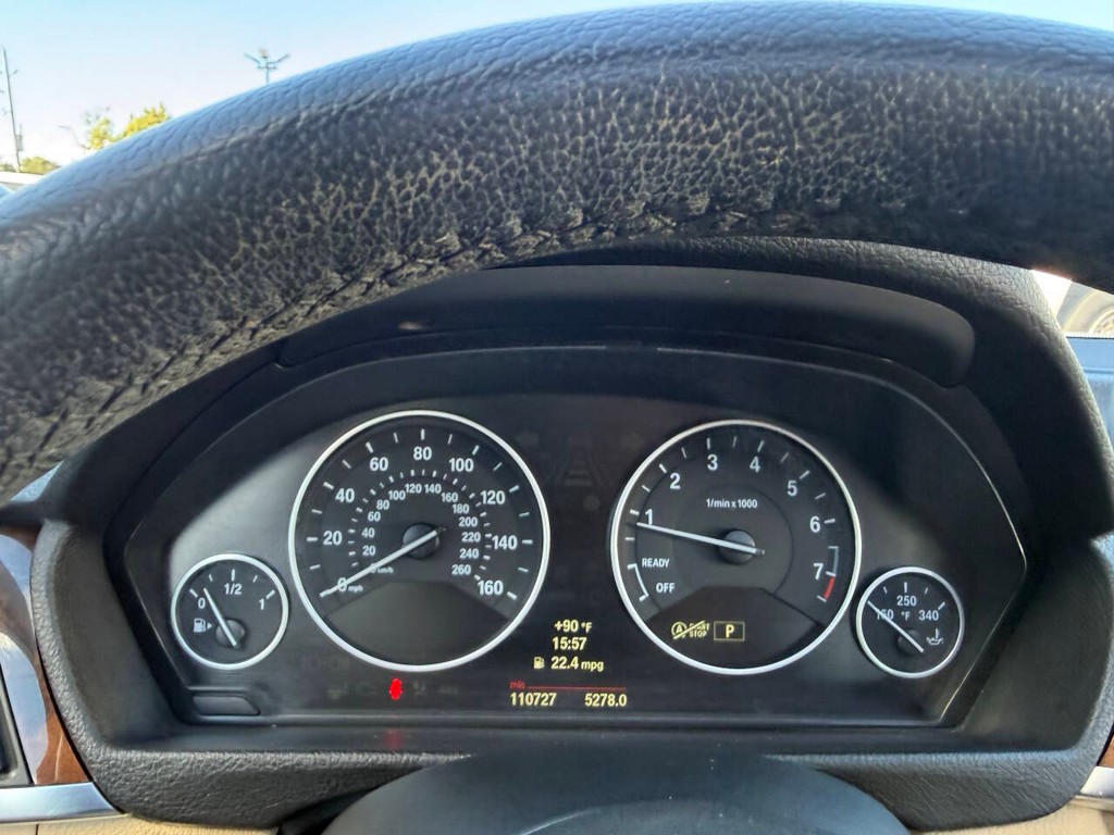 BMW 3 Series Vehicle Full-screen Gallery Image 32