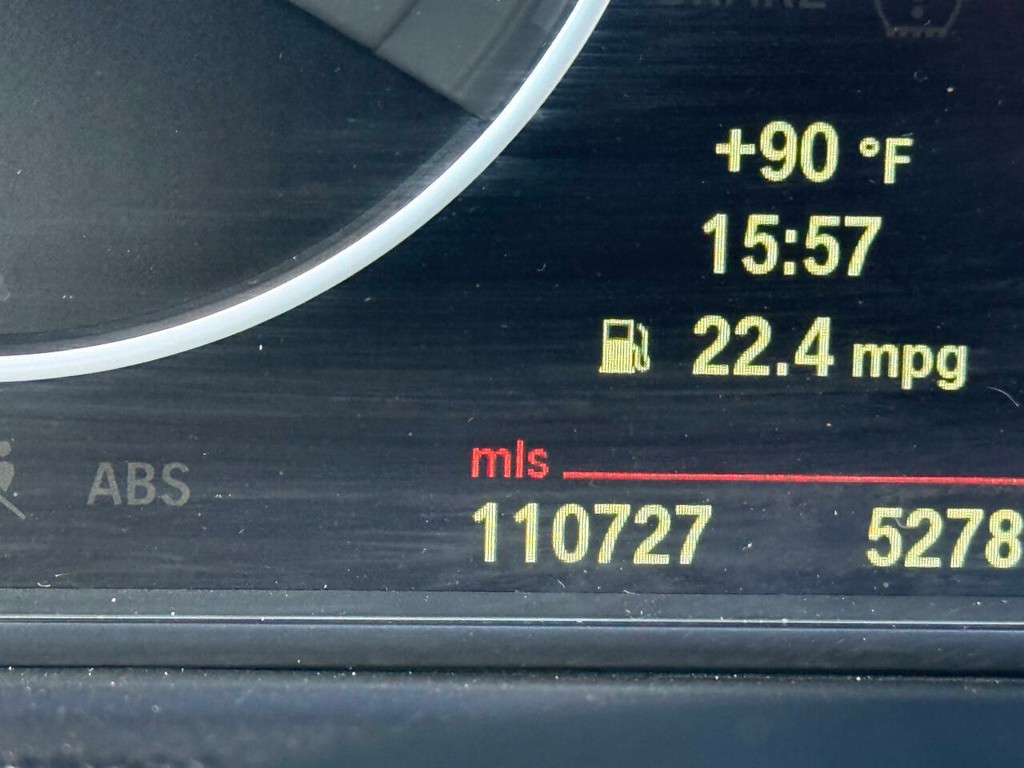 BMW 3 Series Vehicle Full-screen Gallery Image 33