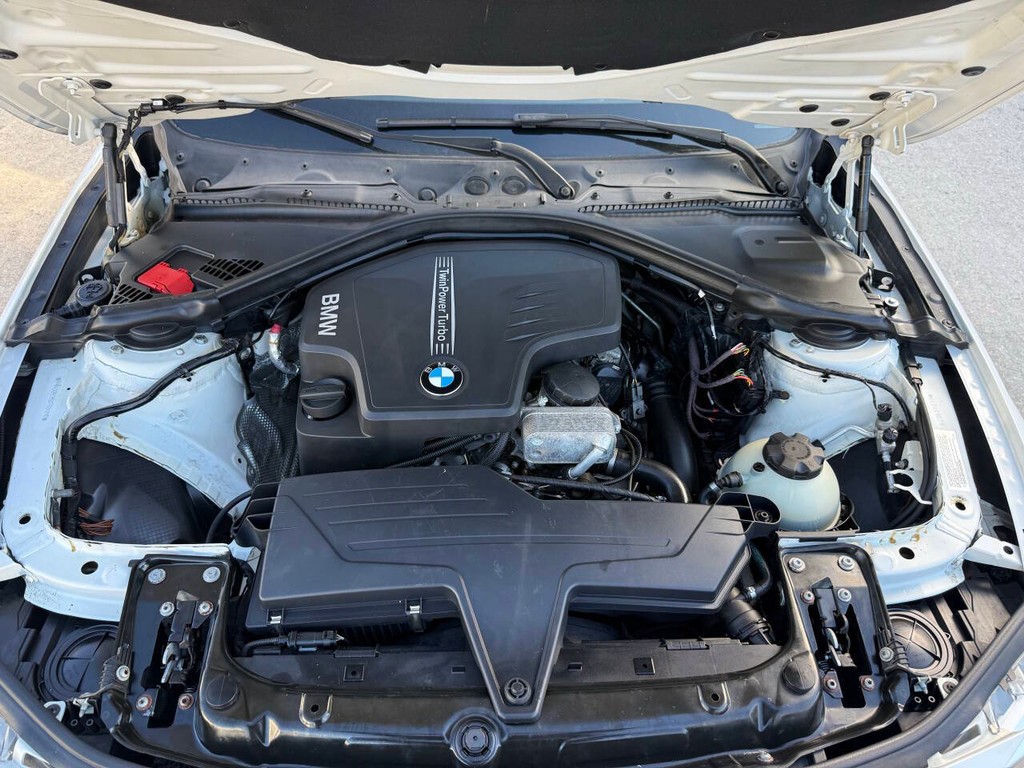 BMW 3 Series Vehicle Full-screen Gallery Image 35