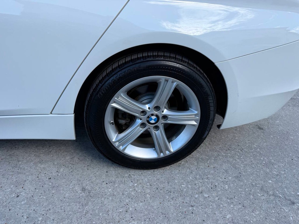 BMW 3 Series Vehicle Full-screen Gallery Image 36