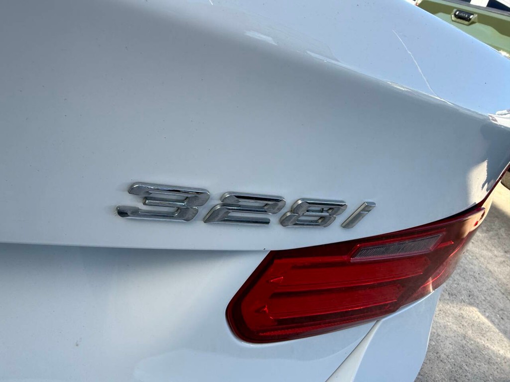 BMW 3 Series Vehicle Full-screen Gallery Image 37