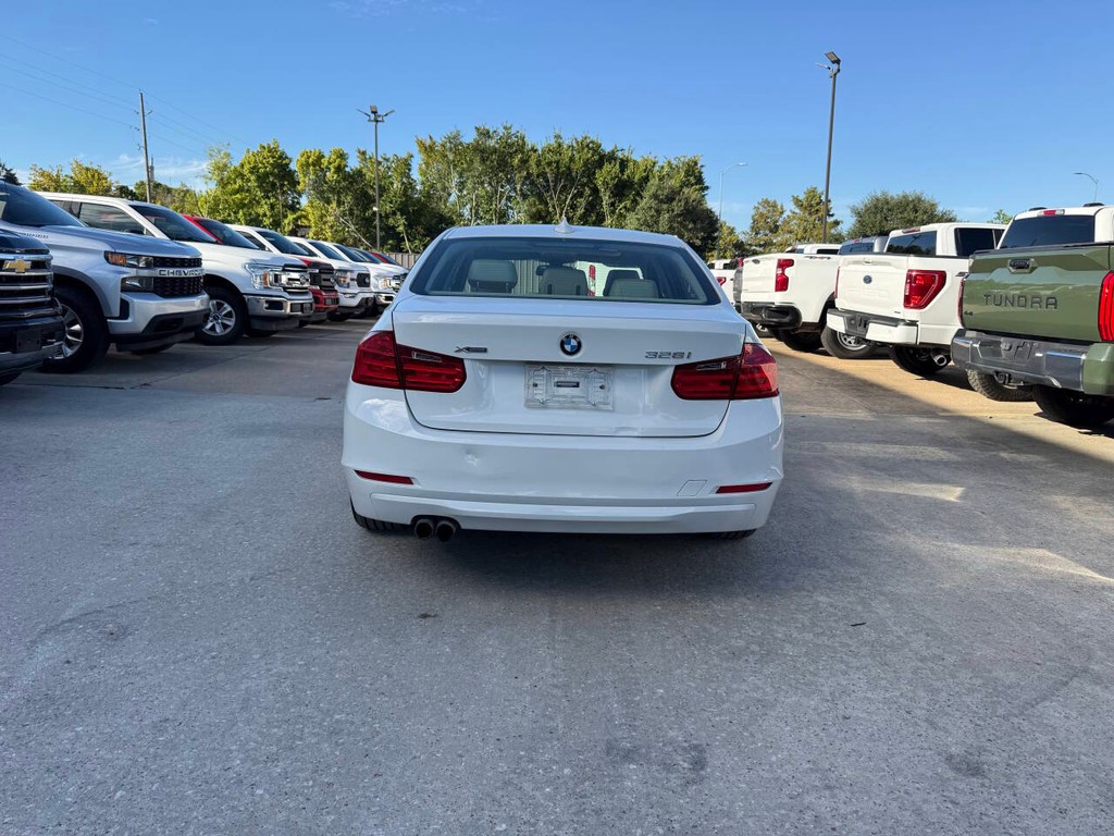 BMW 3 Series Vehicle Full-screen Gallery Image 39
