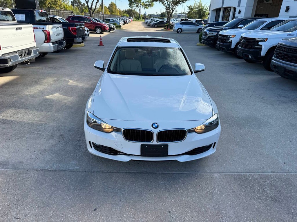 BMW 3 Series Vehicle Full-screen Gallery Image 40
