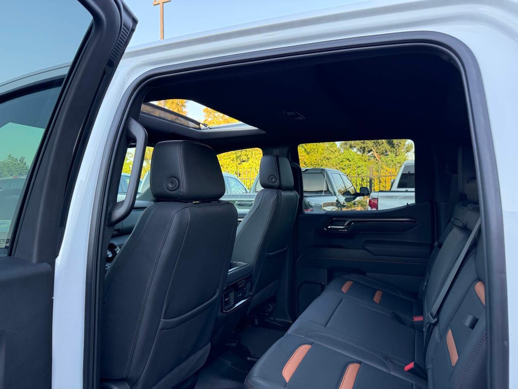 GMC Sierra 1500 Vehicle Full-screen Gallery Image 12