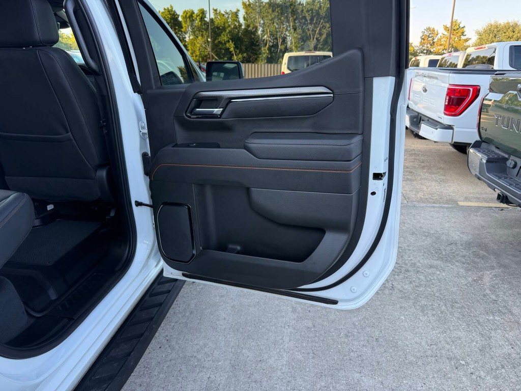 GMC Sierra 1500 Vehicle Full-screen Gallery Image 16