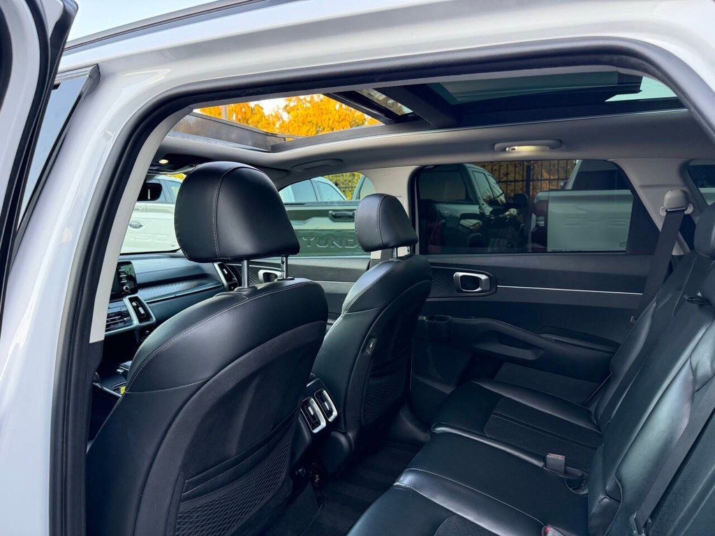 Kia Sorento Vehicle Full-screen Gallery Image 12