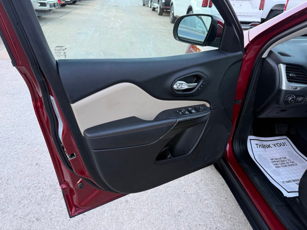 Jeep Cherokee Vehicle Full-screen Gallery Image 08