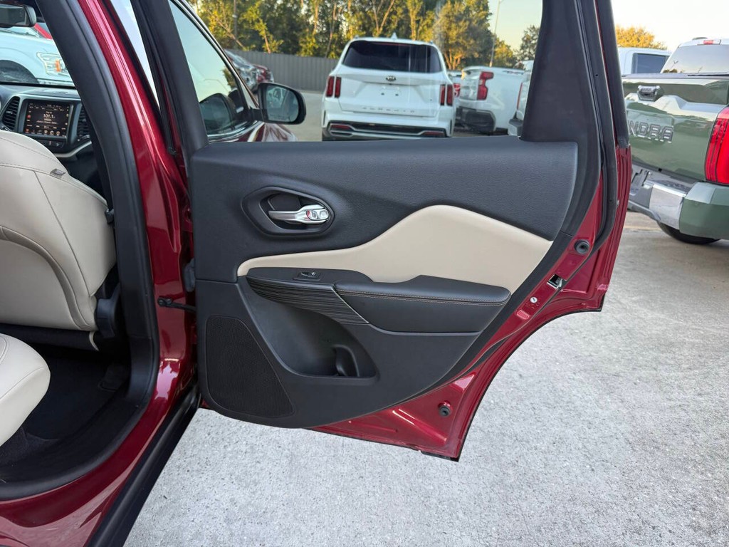 Jeep Cherokee Vehicle Full-screen Gallery Image 16