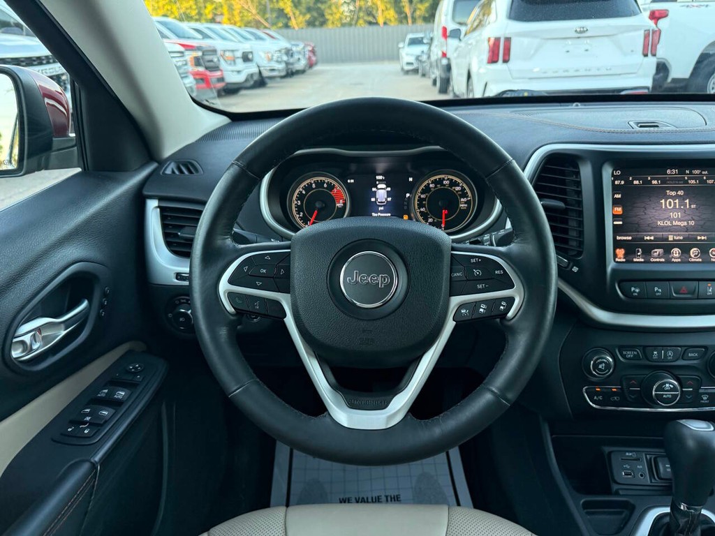 Jeep Cherokee Vehicle Full-screen Gallery Image 22