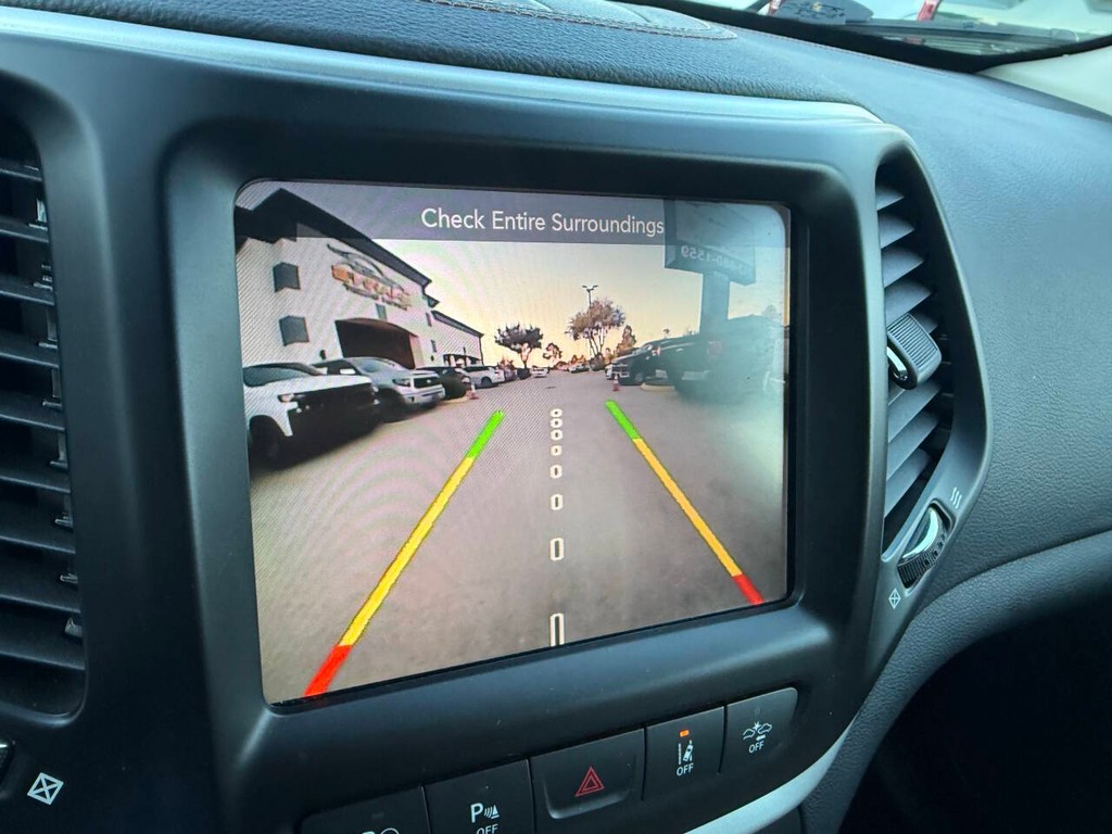 Jeep Cherokee Vehicle Full-screen Gallery Image 26