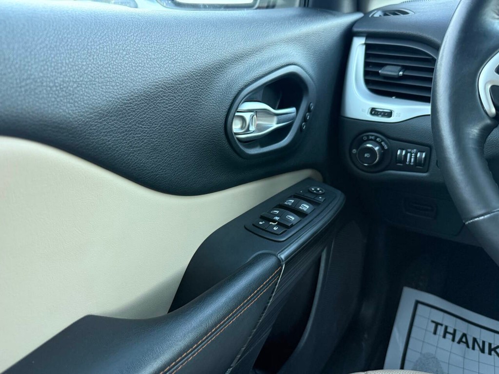 Jeep Cherokee Vehicle Full-screen Gallery Image 29