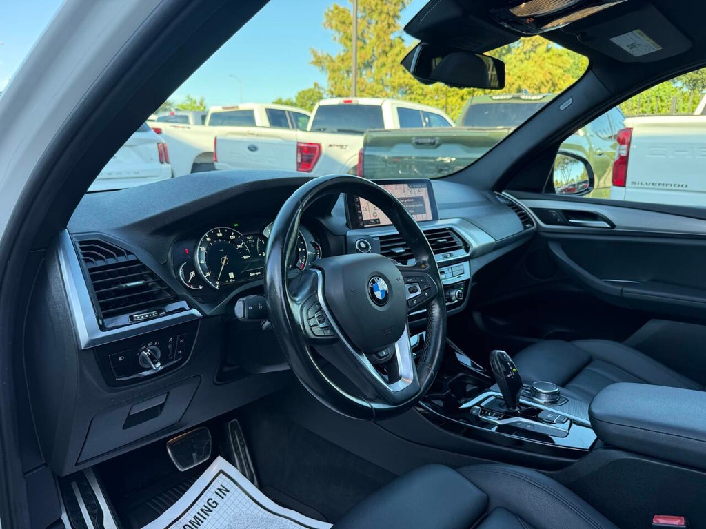 BMW X3 Vehicle Full-screen Gallery Image 06