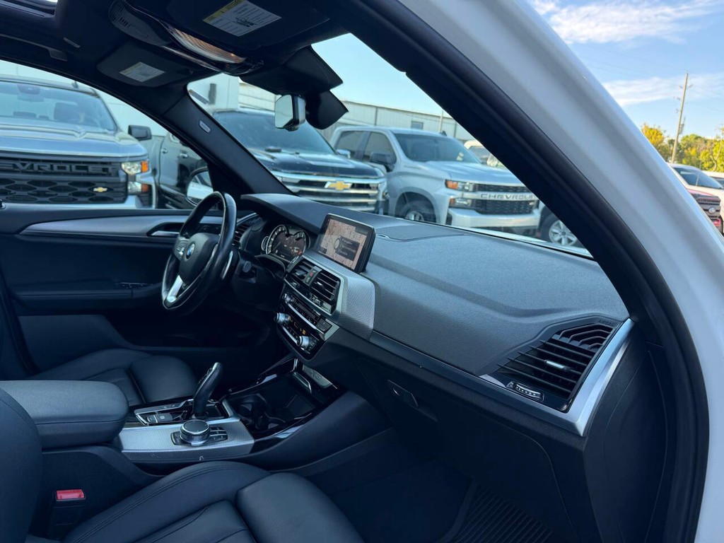 BMW X3 Vehicle Full-screen Gallery Image 09