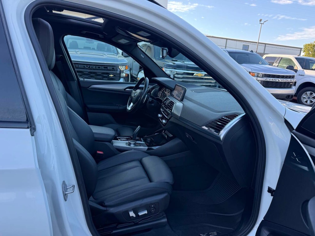 BMW X3 Vehicle Full-screen Gallery Image 10