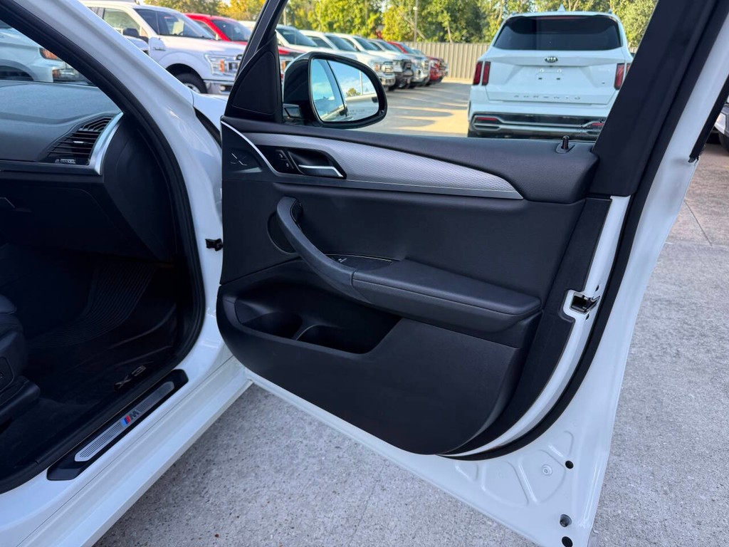 BMW X3 Vehicle Full-screen Gallery Image 11