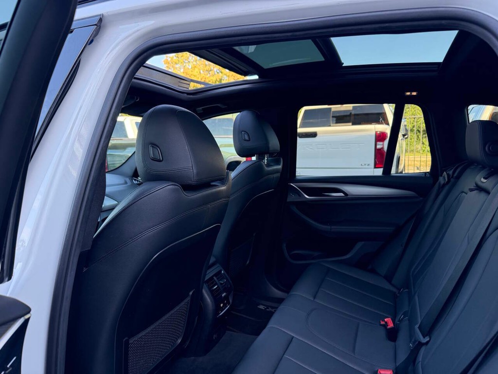 BMW X3 Vehicle Full-screen Gallery Image 12