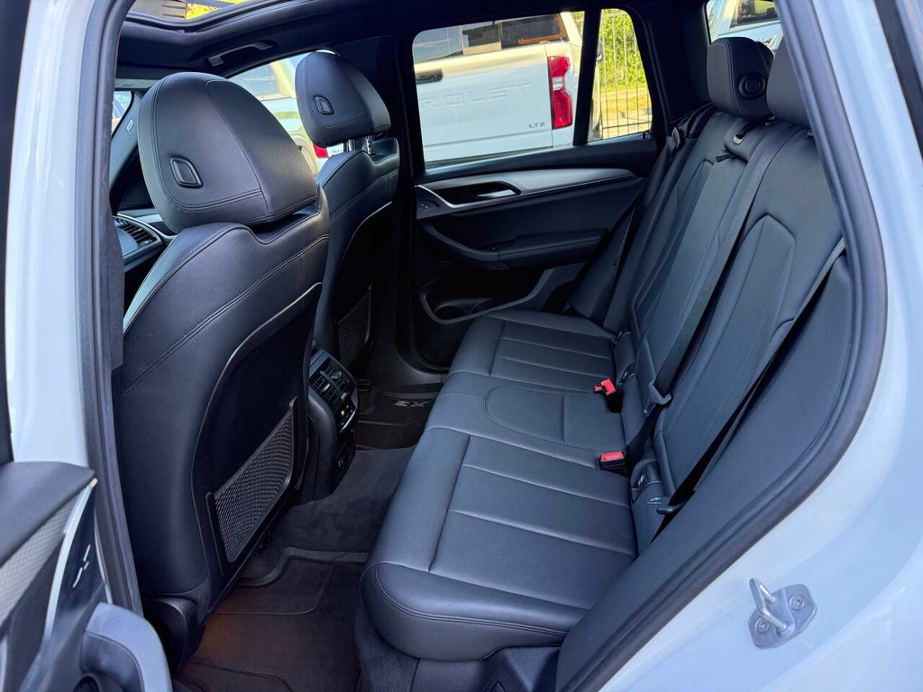 BMW X3 Vehicle Full-screen Gallery Image 13