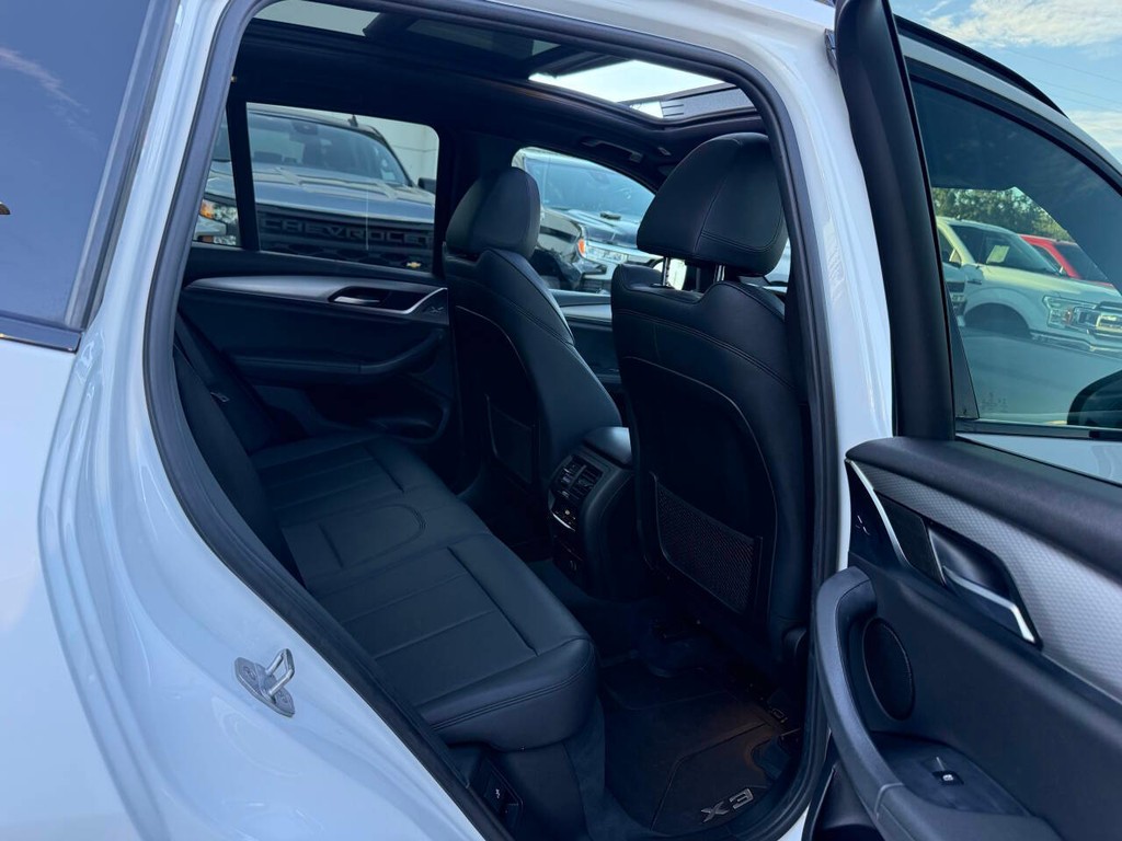 BMW X3 Vehicle Full-screen Gallery Image 15