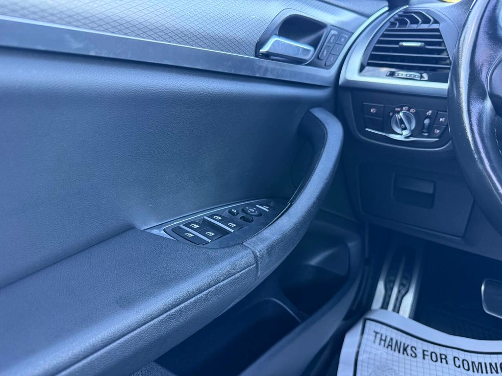 BMW X3 Vehicle Full-screen Gallery Image 28