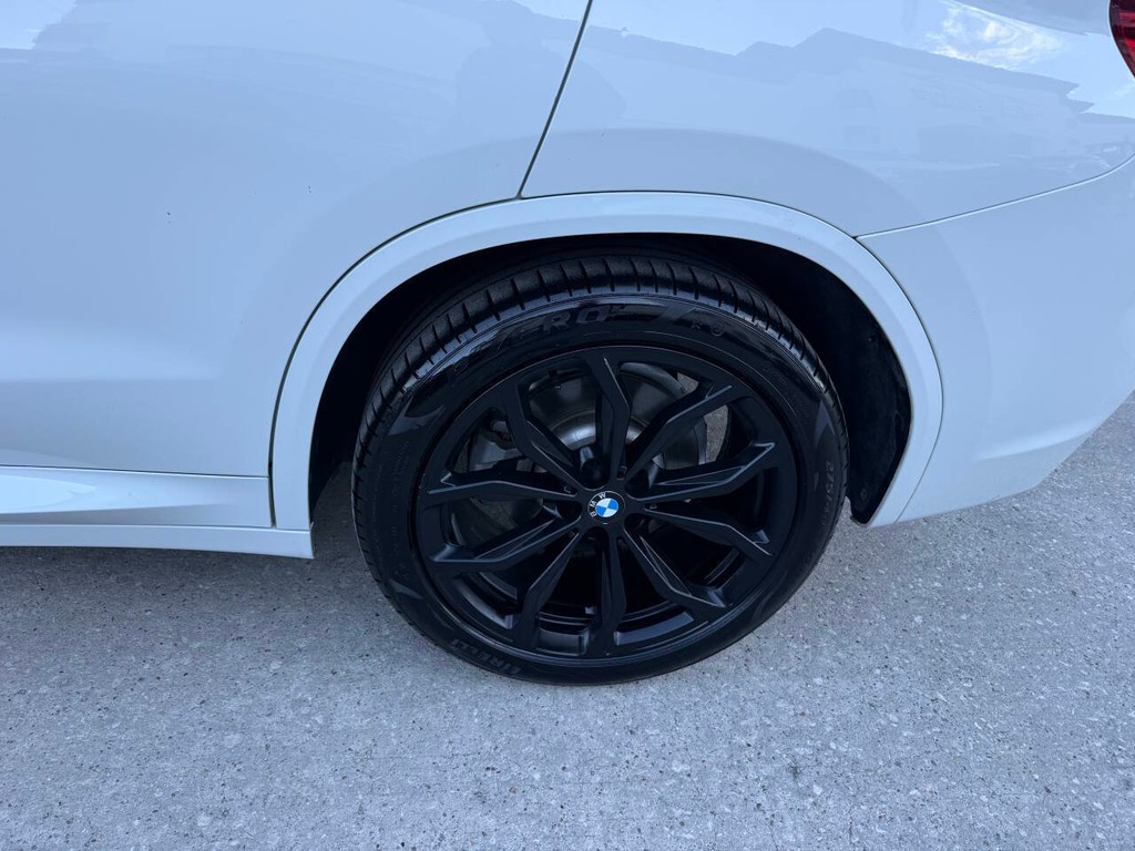 BMW X3 Vehicle Full-screen Gallery Image 35