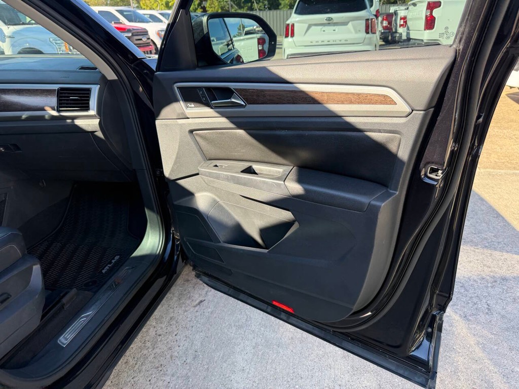 Volkswagen Atlas Vehicle Full-screen Gallery Image 11