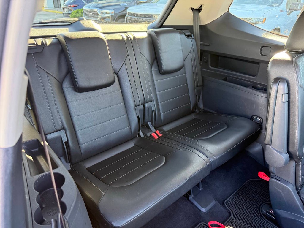 Volkswagen Atlas Vehicle Full-screen Gallery Image 16