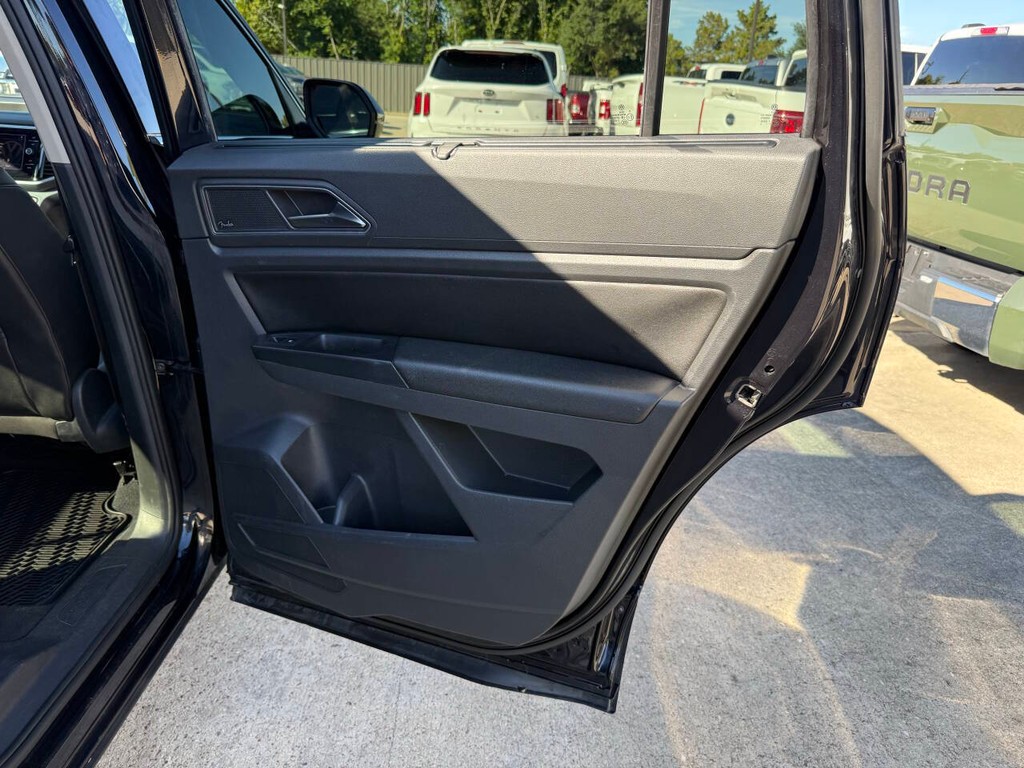 Volkswagen Atlas Vehicle Full-screen Gallery Image 18