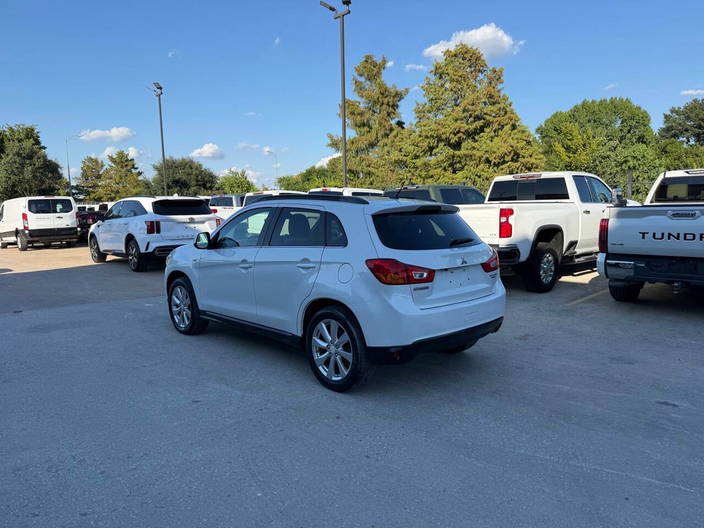 Mitsubishi Outlander Sport Vehicle Full-screen Gallery Image 04