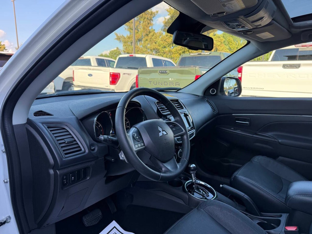 Mitsubishi Outlander Sport Vehicle Full-screen Gallery Image 06