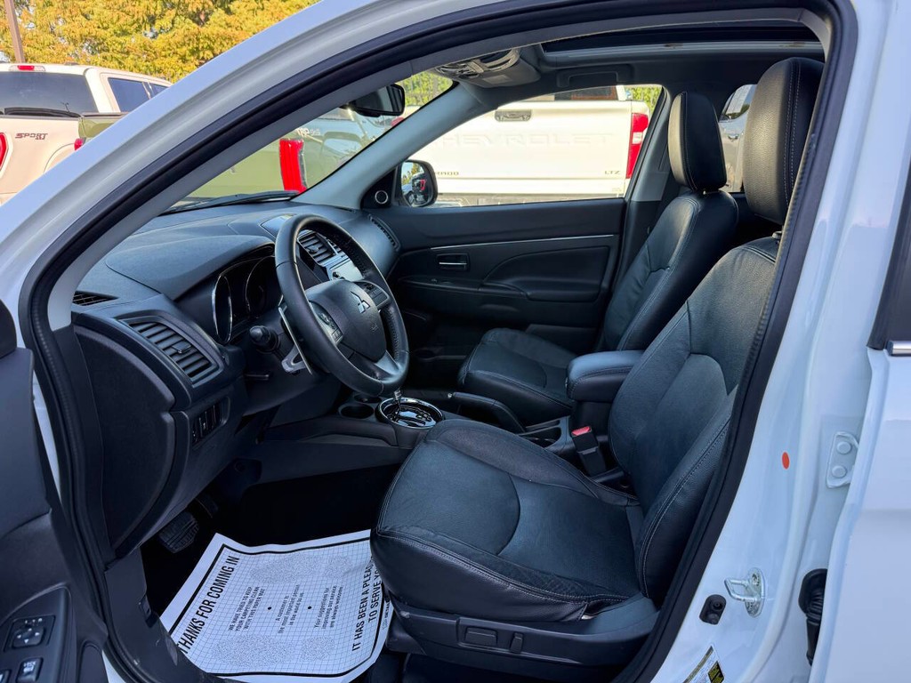 Mitsubishi Outlander Sport Vehicle Full-screen Gallery Image 07