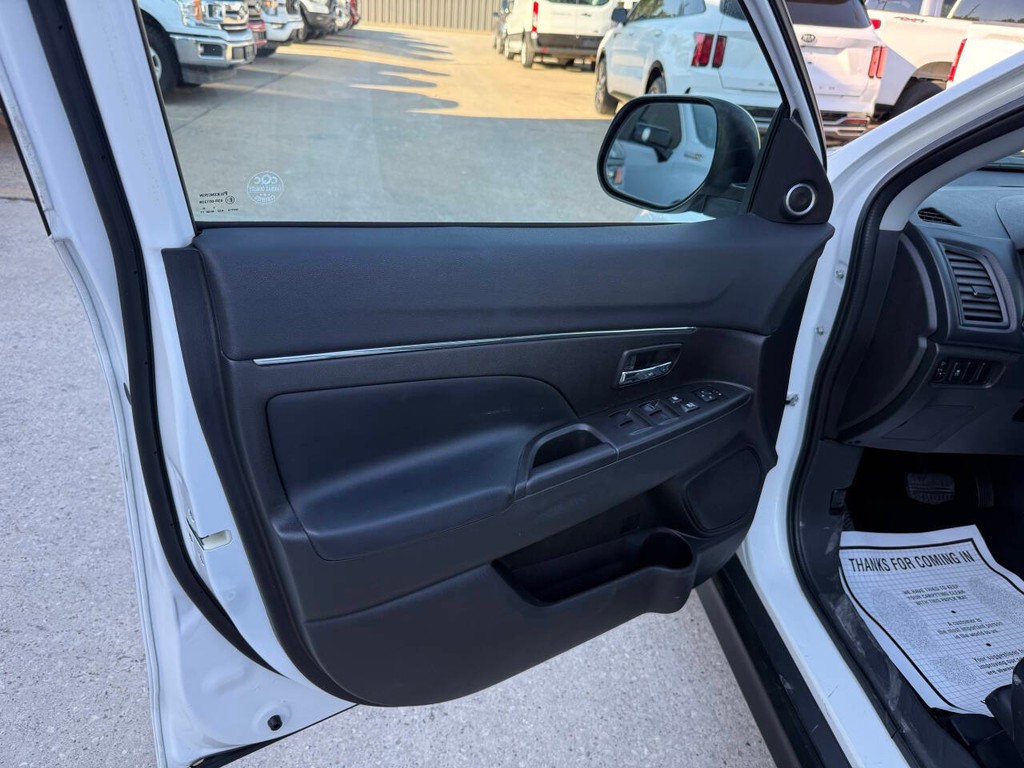Mitsubishi Outlander Sport Vehicle Full-screen Gallery Image 08