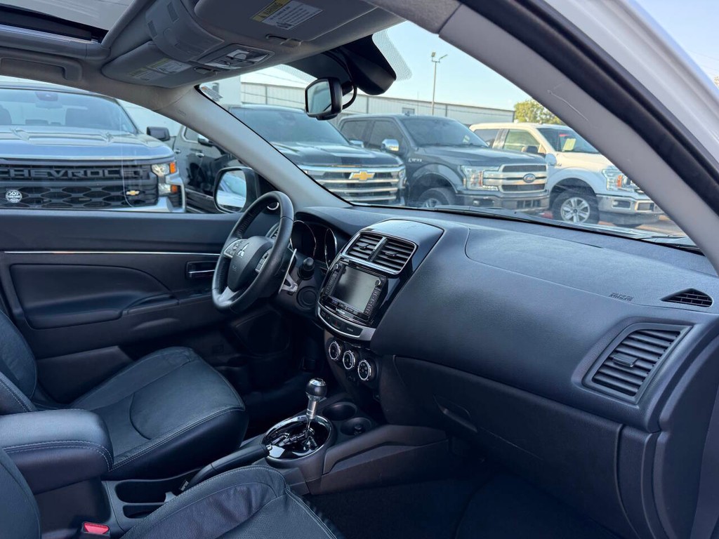 Mitsubishi Outlander Sport Vehicle Full-screen Gallery Image 09