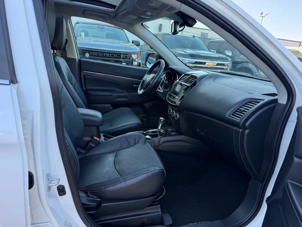 Mitsubishi Outlander Sport Vehicle Full-screen Gallery Image 10