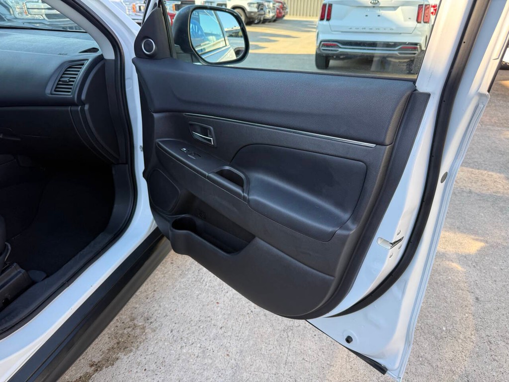 Mitsubishi Outlander Sport Vehicle Full-screen Gallery Image 11