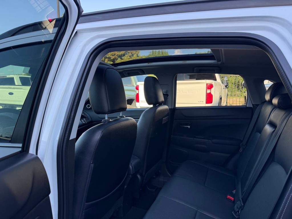 Mitsubishi Outlander Sport Vehicle Full-screen Gallery Image 12