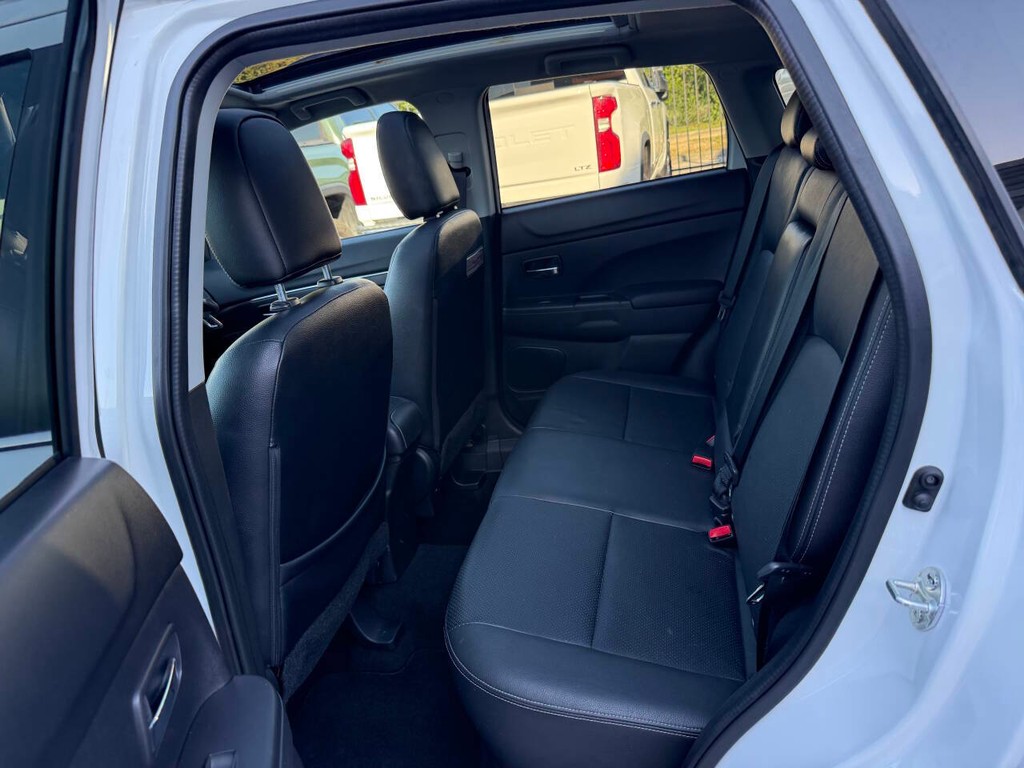 Mitsubishi Outlander Sport Vehicle Full-screen Gallery Image 13