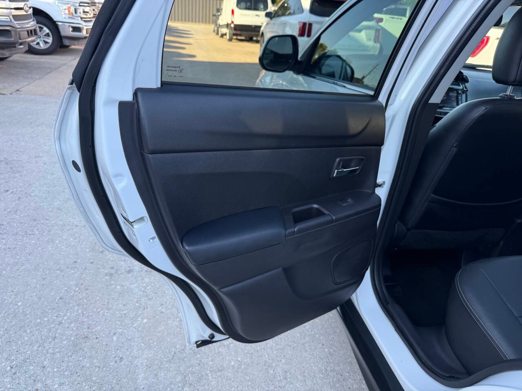 Mitsubishi Outlander Sport Vehicle Full-screen Gallery Image 14