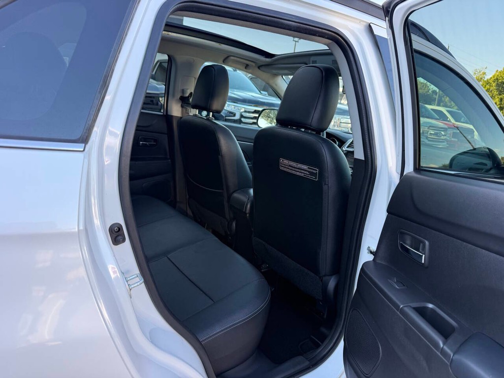 Mitsubishi Outlander Sport Vehicle Full-screen Gallery Image 15