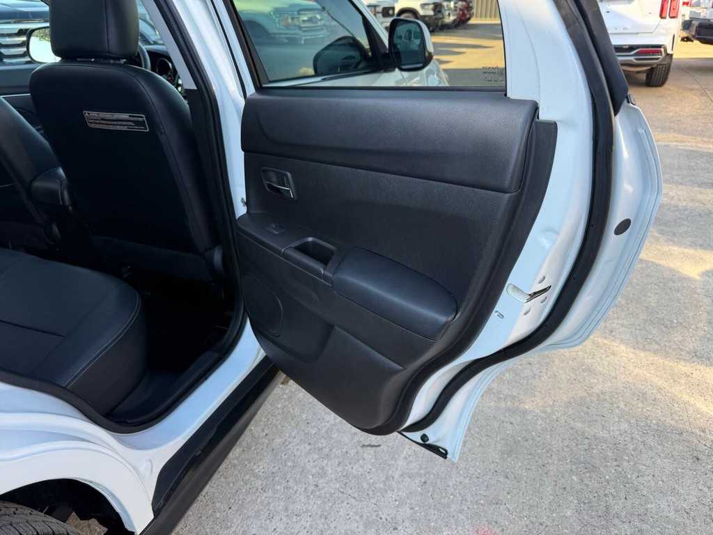 Mitsubishi Outlander Sport Vehicle Full-screen Gallery Image 16